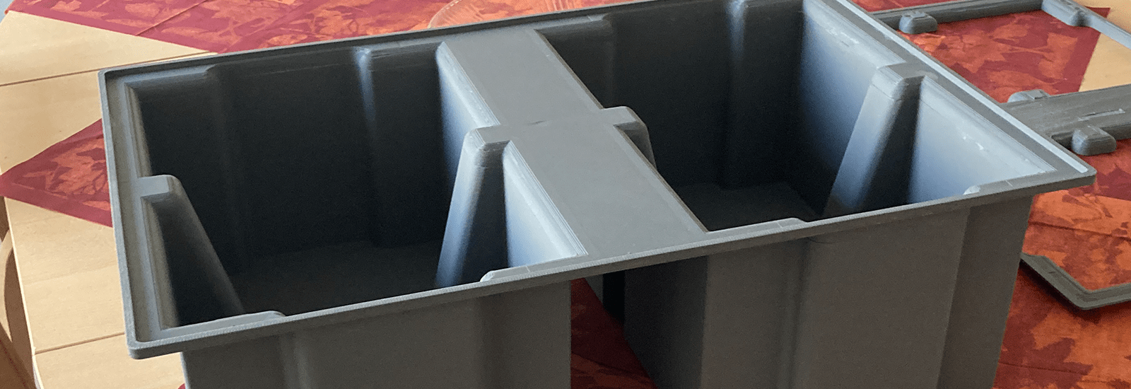 3D-gedrucktes Kundenbauteil Industrie 4.0 als grauer Kunststoffbehälter