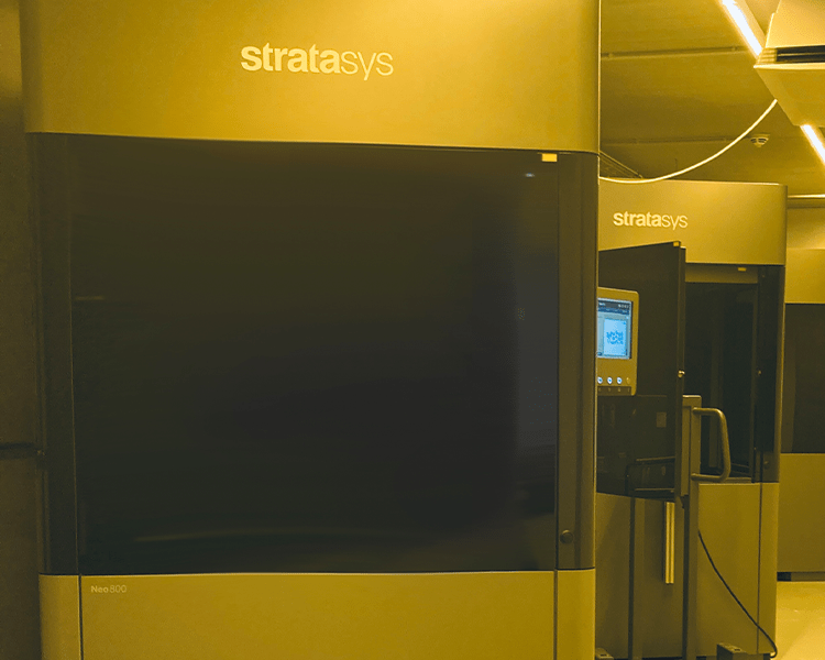 Stratasys Neo800 SLA-Drucker im Einsatz – hochpräziser Stereolithografie-3D-Druck bei Numtec Perform